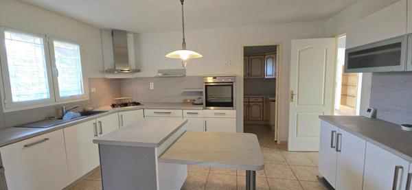 Maison individuelle de standing, avec piscine et double garage
