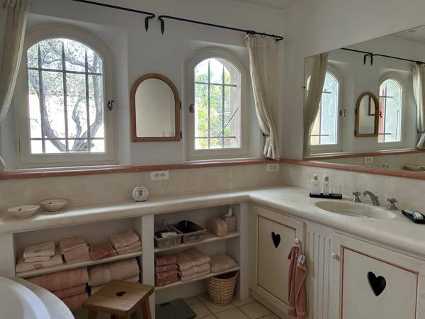 Propriété de Charme au coeur du Domaine et Golf de Pont Royal avec Vue Sur Golf