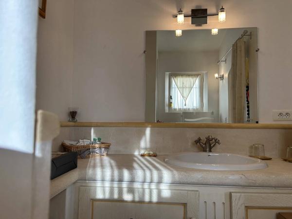 Propriété de Charme au coeur du Domaine et Golf de Pont Royal avec Vue Sur Golf