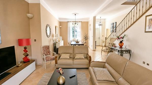 MIRAMAS (13) | Magnifique maison de ville T7 (4 chambres) de 150 m² sur terrain de 402 m² et stationnements privatifs