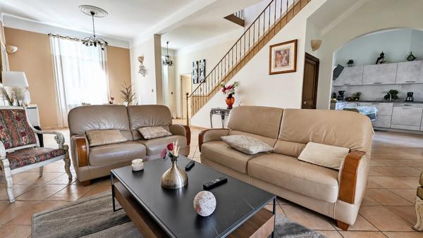 MIRAMAS (13) | Magnifique maison de ville T7 (4 chambres) de 150 m² sur terrain de 402 m² et stationnements privatifs