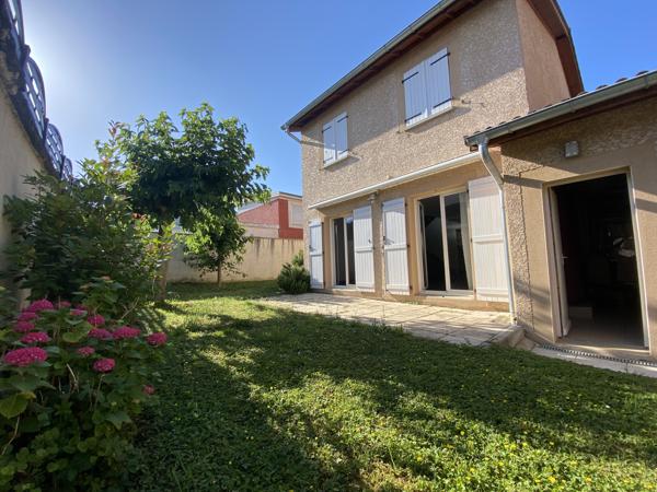 Maison indépendante mitoyenne par son garage, avec jardin – Impasse Guilloux, Saint Genis Laval- Disponible !