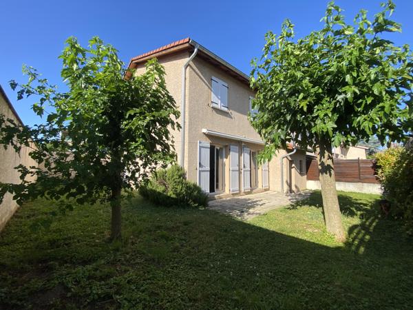 Maison indépendante mitoyenne par son garage, avec jardin – Impasse Guilloux, Saint Genis Laval- Disponible !