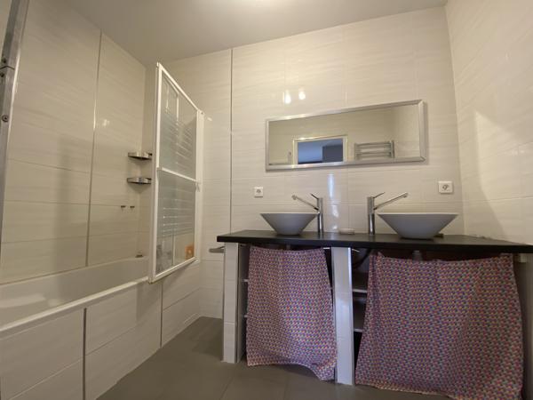 Maison indépendante mitoyenne par son garage, avec jardin – Impasse Guilloux, Saint Genis Laval- Disponible !