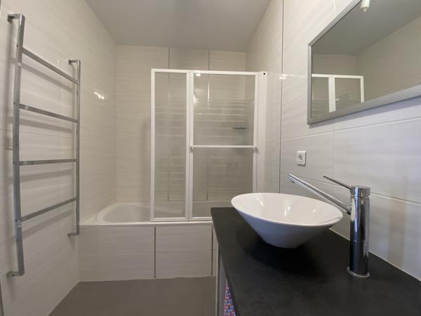 Maison indépendante mitoyenne par son garage, avec jardin – Impasse Guilloux, Saint Genis Laval- Disponible !