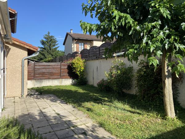 Maison indépendante mitoyenne par son garage, avec jardin – Impasse Guilloux, Saint Genis Laval- Disponible !
