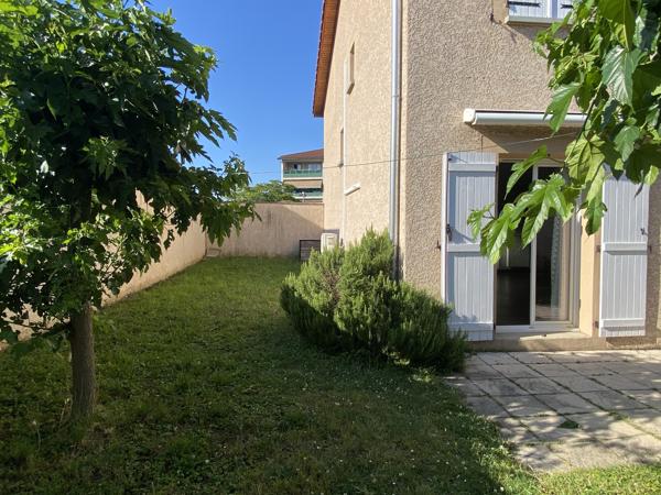 Maison indépendante mitoyenne par son garage, avec jardin – Impasse Guilloux, Saint Genis Laval- Disponible !