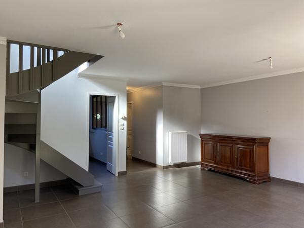 Maison indépendante mitoyenne par son garage, avec jardin – Impasse Guilloux, Saint Genis Laval- Disponible !