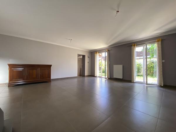 Maison indépendante mitoyenne par son garage, avec jardin – Impasse Guilloux, Saint Genis Laval- Disponible !