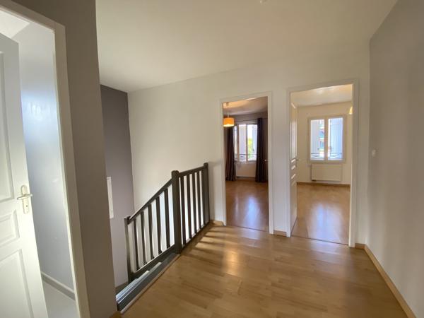Maison indépendante mitoyenne par son garage, avec jardin – Impasse Guilloux, Saint Genis Laval- Disponible !