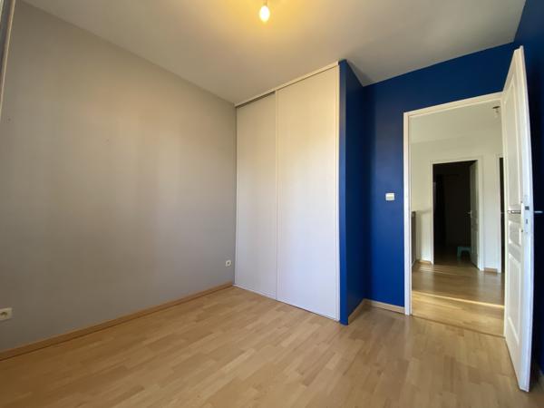 Maison indépendante mitoyenne par son garage, avec jardin – Impasse Guilloux, Saint Genis Laval- Disponible !