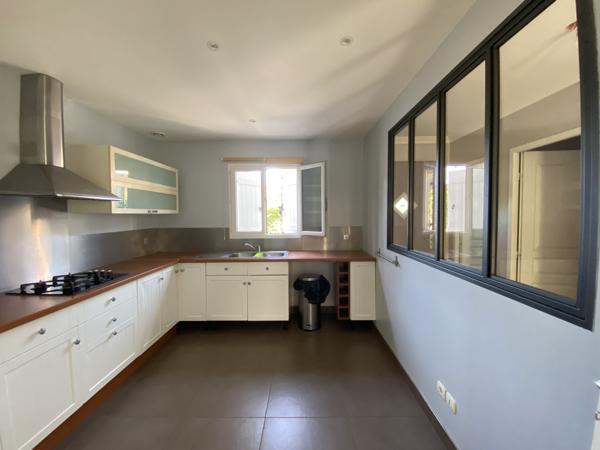 Maison indépendante mitoyenne par son garage, avec jardin – Impasse Guilloux, Saint Genis Laval- Disponible !