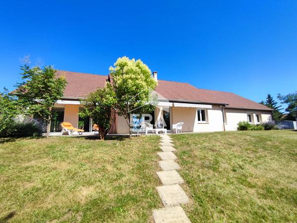 Maison d'architecte , Pesmes 6 pièce(s) 250 m² sur un terrain clôt et arboré de 5600 m²