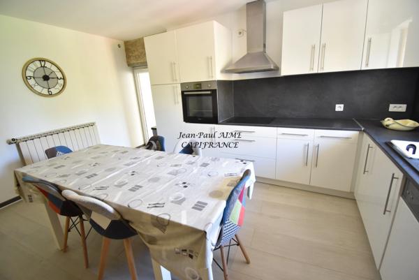 BARJAC – Maison de village soigneusement rénovée – 66 m² – Garage voûté