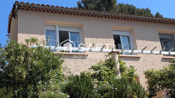 Secteur de Toulon Ouest, au calme,sur une parcelle de terrain arborée d'environ 580m², maison de 96m² habitables et deux garages.