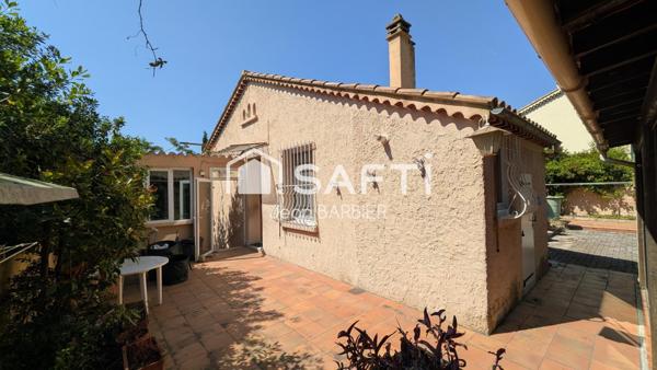 Secteur de Toulon Ouest, au calme,sur une parcelle de terrain arborée d'environ 580m², maison de 96m² habitables et deux garages.