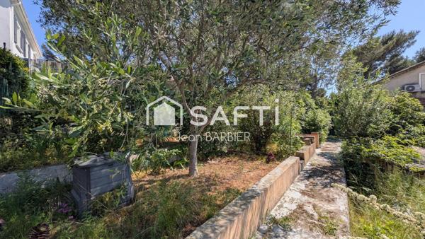 Secteur de Toulon Ouest, au calme,sur une parcelle de terrain arborée d'environ 580m², maison de 96m² habitables et deux garages.