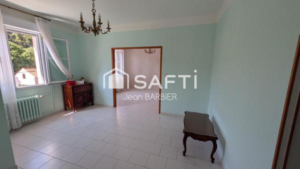 Secteur de Toulon Ouest, au calme,sur une parcelle de terrain arborée d'environ 580m², maison de 96m² habitables et deux garages.