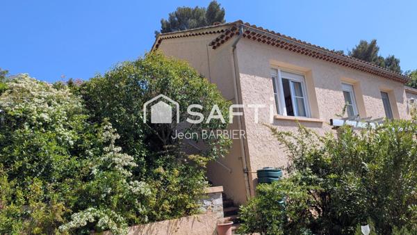 Secteur de Toulon Ouest, au calme,sur une parcelle de terrain arborée d'environ 580m², maison de 96m² habitables et deux garages.
