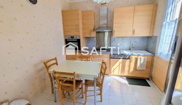 Secteur de Toulon Ouest, au calme,sur une parcelle de terrain arborée d'environ 580m², maison de 96m² habitables et deux garages.