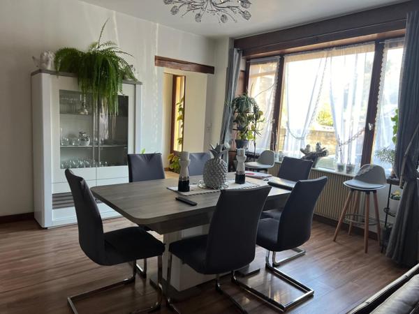 Maison de 122 m2, 3 chambres, bureau, garage et jardin.