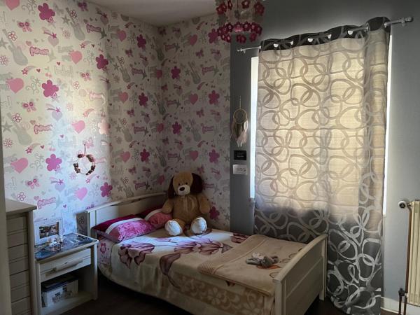 Maison de 122 m2, 3 chambres, bureau, garage et jardin.