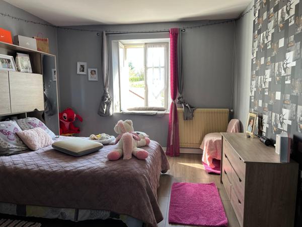 Maison de 122 m2, 3 chambres, bureau, garage et jardin.