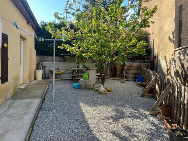 Maison de 122 m2, 3 chambres, bureau, garage et jardin.