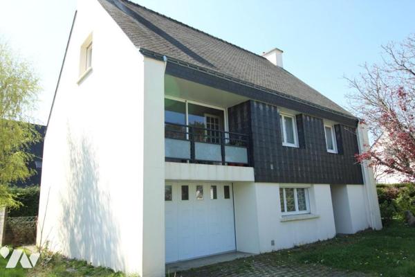 Maison d'habitation construite sur deux niveaux et comprenant 4 chambres , garage et terrain clos