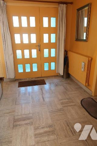 Maison d'habitation construite sur deux niveaux et comprenant 4 chambres , garage et terrain clos