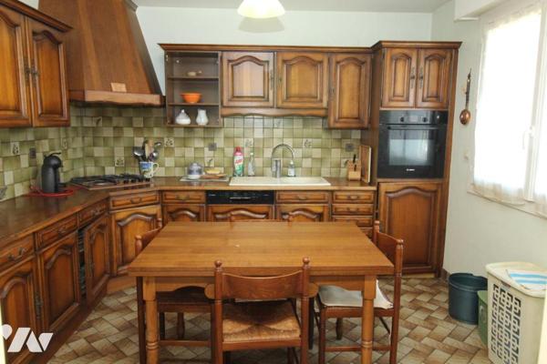 Maison d'habitation construite sur deux niveaux et comprenant 4 chambres , garage et terrain clos