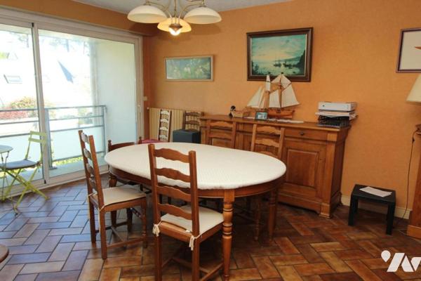 Maison d'habitation construite sur deux niveaux et comprenant 4 chambres , garage et terrain clos