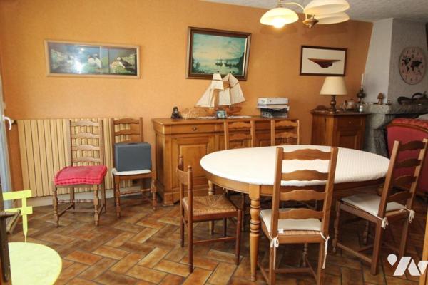 Maison d'habitation construite sur deux niveaux et comprenant 4 chambres , garage et terrain clos