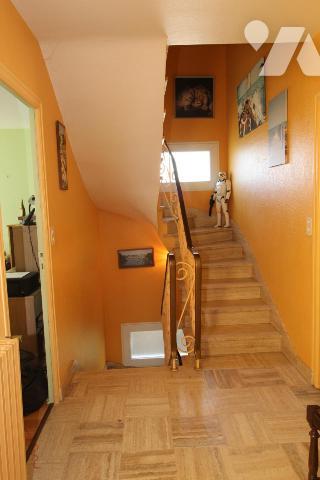 Maison d'habitation construite sur deux niveaux et comprenant 4 chambres , garage et terrain clos