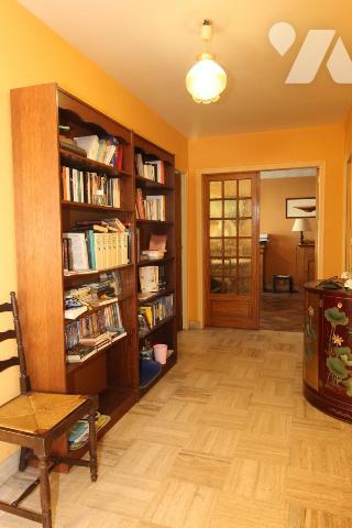 Maison d'habitation construite sur deux niveaux et comprenant 4 chambres , garage et terrain clos