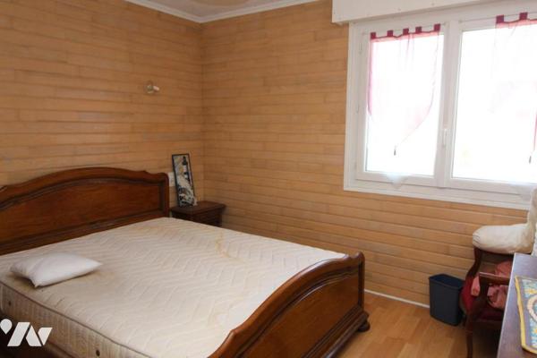 Maison d'habitation construite sur deux niveaux et comprenant 4 chambres , garage et terrain clos