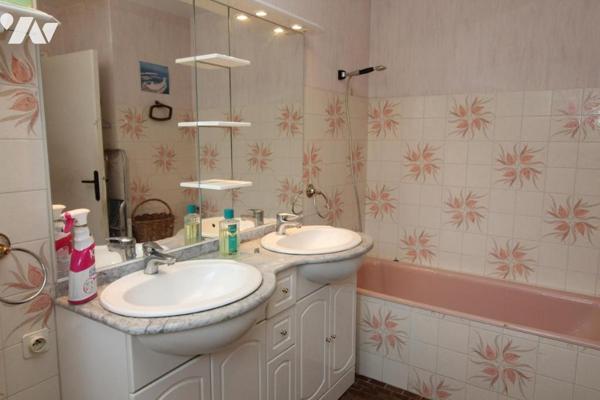 Maison d'habitation construite sur deux niveaux et comprenant 4 chambres , garage et terrain clos