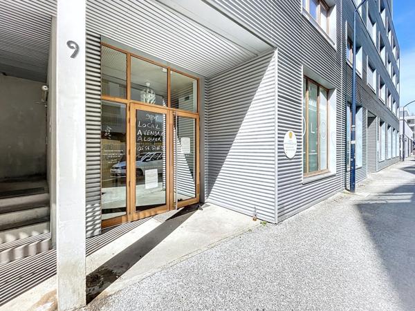 Proche cité du vin, local 85 m2 en rez-de chaussée normes PMR à vendre