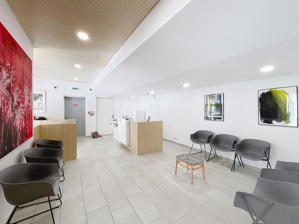 Proche cité du vin, local 85 m2 en rez-de chaussée normes PMR à vendre