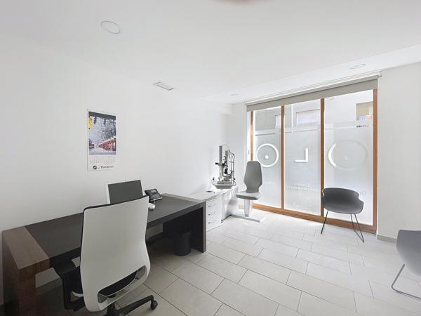 Proche cité du vin, local 85 m2 en rez-de chaussée normes PMR à vendre