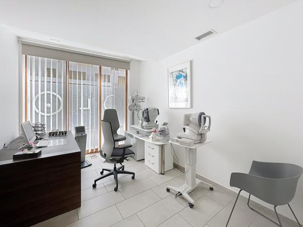 Proche cité du vin, local 85 m2 en rez-de chaussée normes PMR à vendre