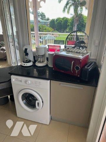 Découvrez cet appartement T2 meublé, situé au premier étage d'une résidence sécurisée, offrant ...