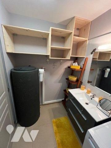 Découvrez cet appartement T2 meublé, situé au premier étage d'une résidence sécurisée, offrant ...