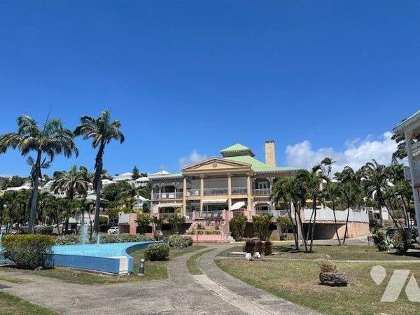 Découvrez cet appartement T2 meublé, situé au premier étage d'une résidence sécurisée, offrant ...