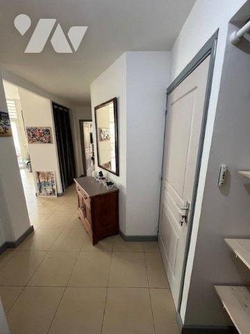 Découvrez cet appartement T2 meublé, situé au premier étage d'une résidence sécurisée, offrant ...