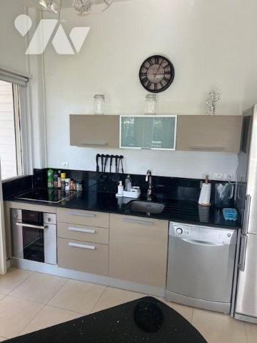 Découvrez cet appartement T2 meublé, situé au premier étage d'une résidence sécurisée, offrant ...