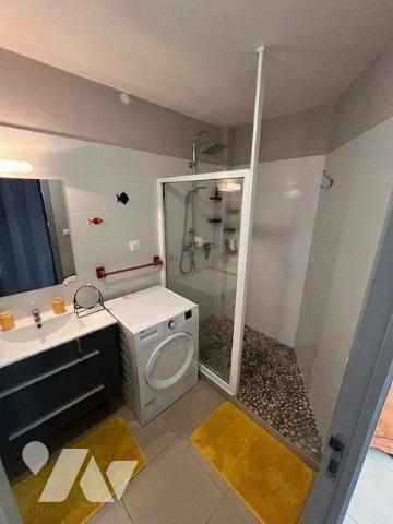 Découvrez cet appartement T2 meublé, situé au premier étage d'une résidence sécurisée, offrant ...