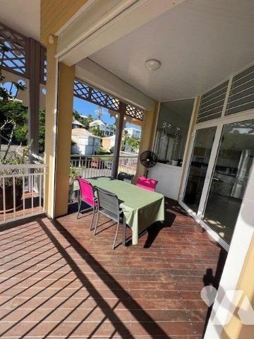 Découvrez cet appartement T2 meublé, situé au premier étage d'une résidence sécurisée, offrant ...