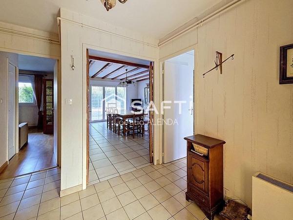 Maison individuelle avec jardin clôturé et garage