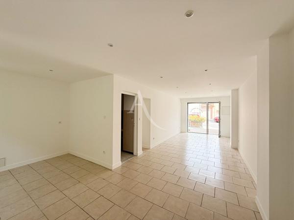 Local commercial avec extérieur en plein centre de Saint-Mitre-les-remparts